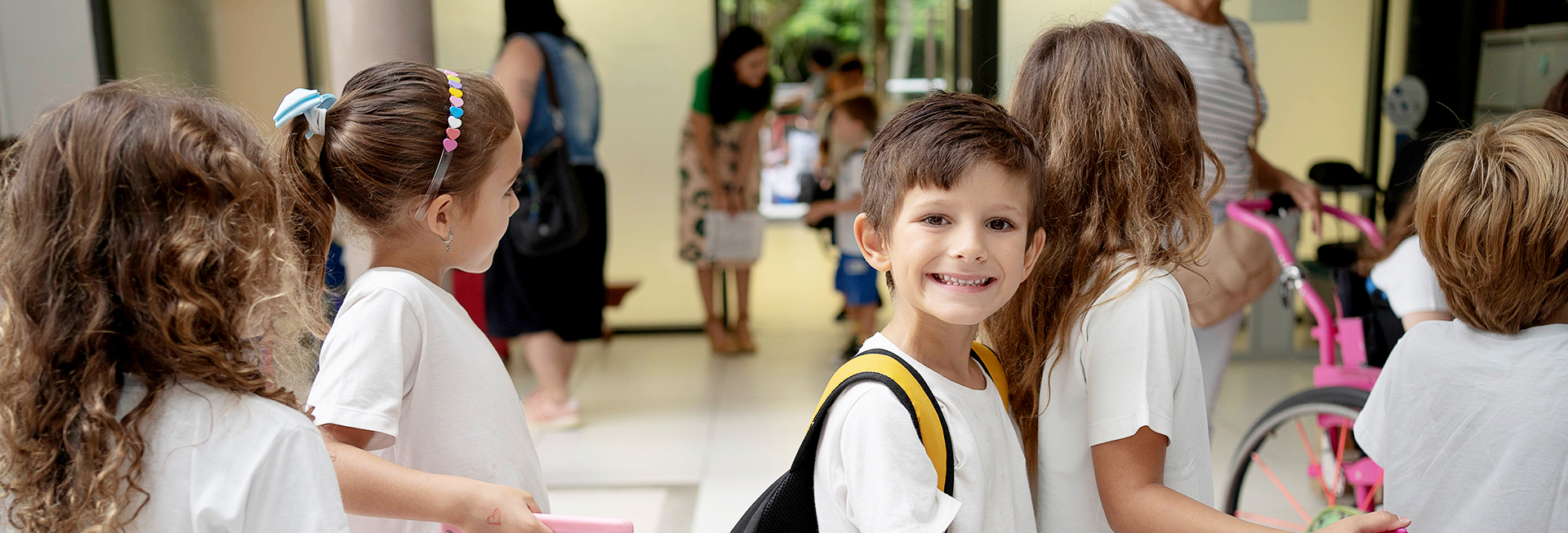 Alunos na fila com menino sorrindo