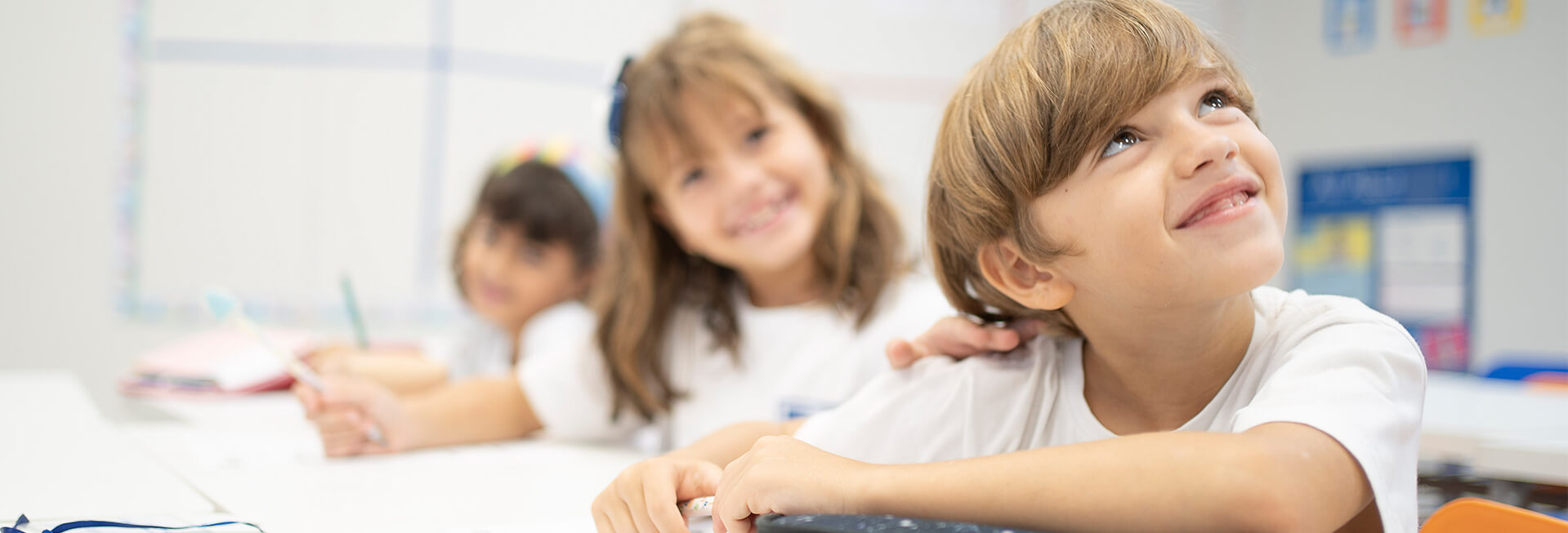 Alunos sorridentes em sala