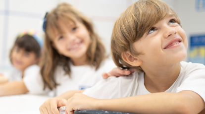 Alunos sorridentes em sala