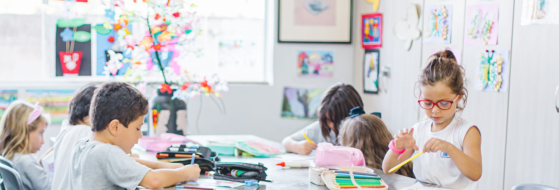 Grupo de alunos em volta de uma mesa