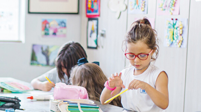 Grupo de alunos em volta de uma mesa