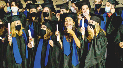 vários alunos na formatura de toga