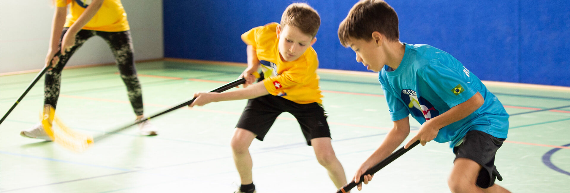 alunos jogando hockey