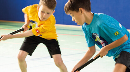 alunos jogando hockey