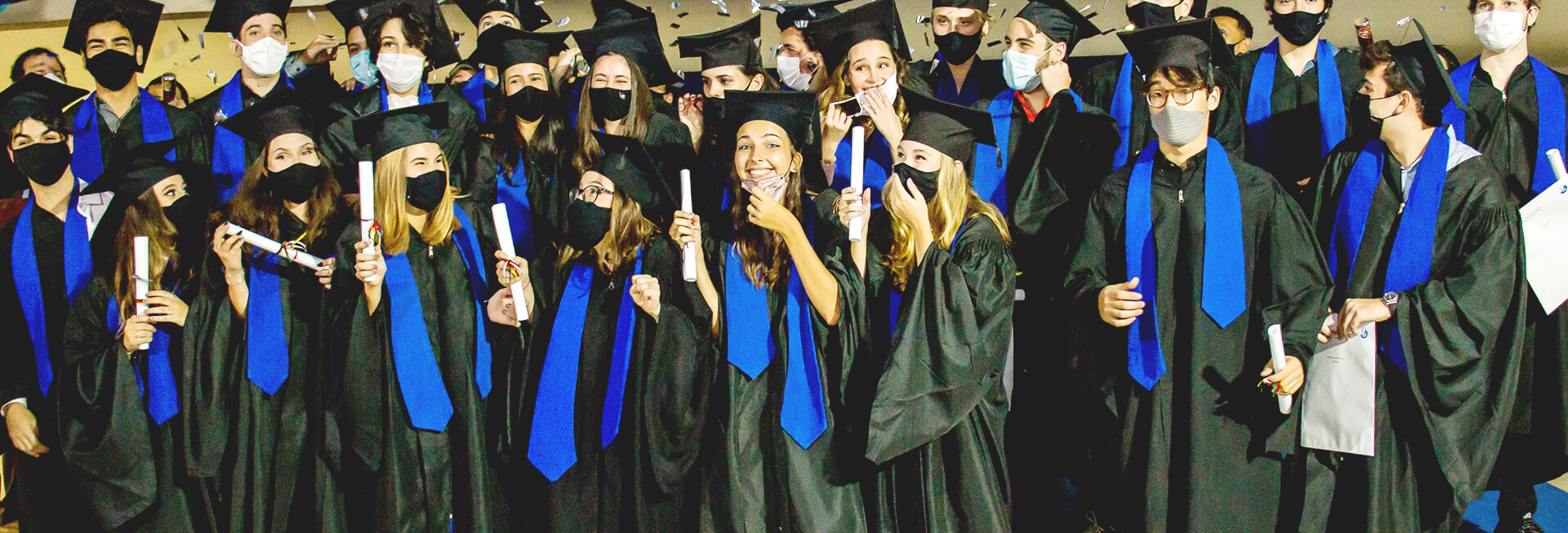 alunos na formatura usando toga