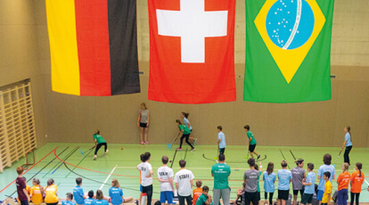 ginásio com bandeiras da suíça, da alemanha e do brasil