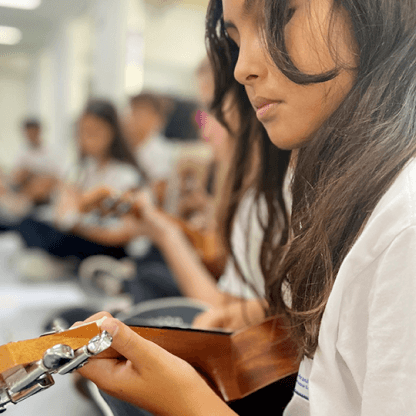 Aluna tocando Ukulele