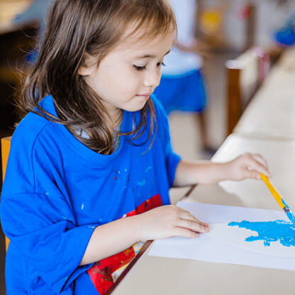 menina pintando com tinta