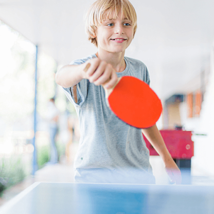 aluno jogando ping pong