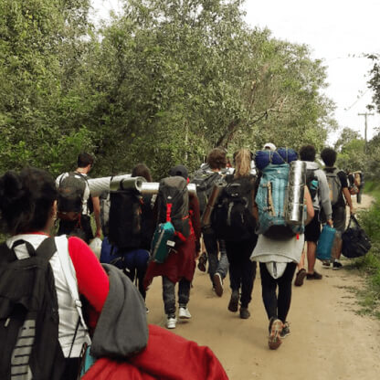 alunos com mochilas de acampar