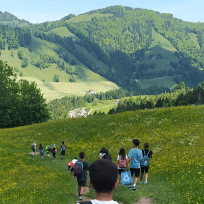 alunos passeando nas montanhas da suíça