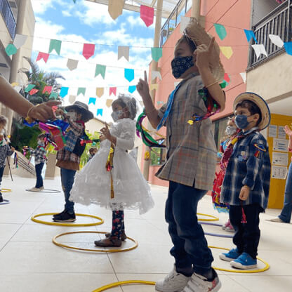 crianças na festa junina