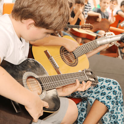 crianças tocando violão