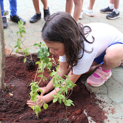 menina plantando