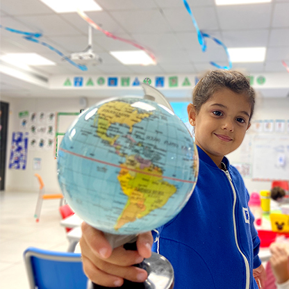 menina segurando um globo na mão