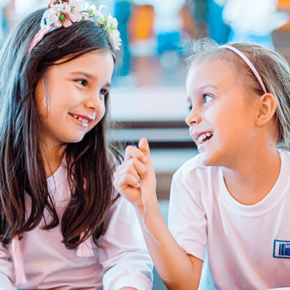 meninas almoçando junto