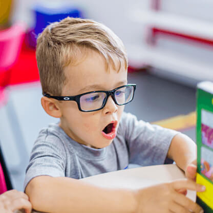 menino encantado com leitura