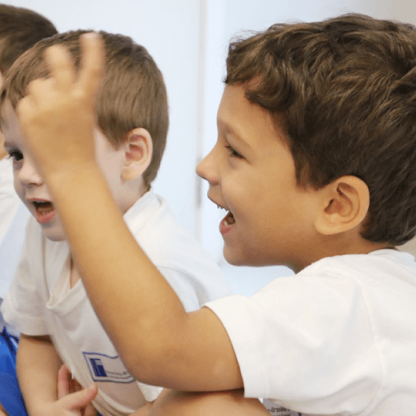 menino levantando as mãos