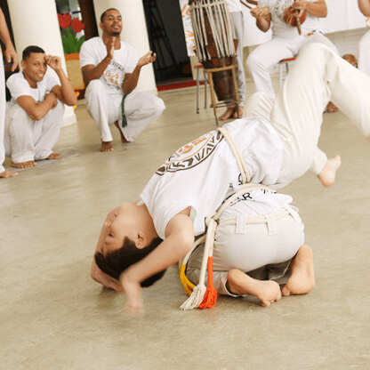 meninos jogando capoeira