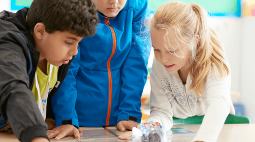 alunos com beebots na SIS Alemanha